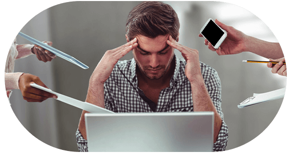 homem na frente do computador, com as mãos na cabeça. em volta tem mãos de pessoas entregando demandas de trabalho.